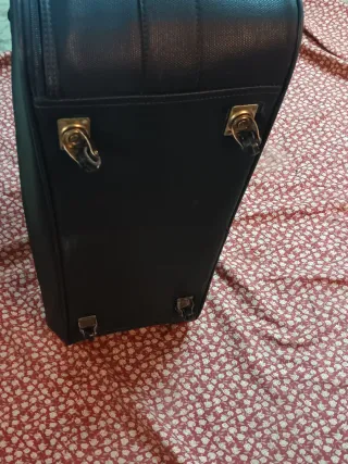 Maleta de viaje negra y dorada