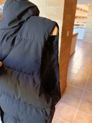 Chaleco acolchado negro con detalles rosas