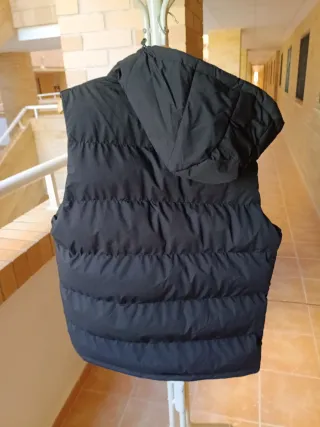 Chaleco acolchado negro con detalles rosas