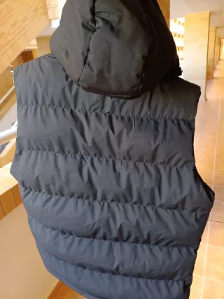 Chaleco acolchado negro con detalles rosas