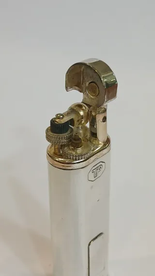 Isqueiro a gás em prata com rosa