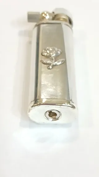 Isqueiro a gás em prata com rosa