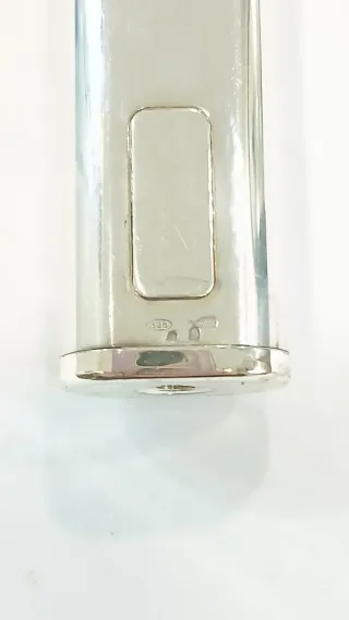 Isqueiro a gás em prata com rosa