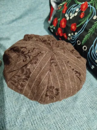 Cappello donna marrone fantasia a fiori