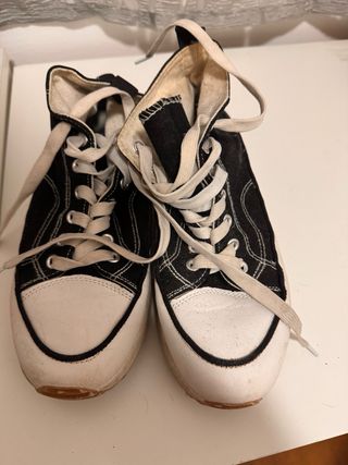 Zapatos negros y blancos