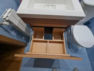 Mueble de baño con lavabo.