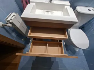 Mueble de baño con lavabo.