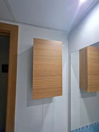 Mueble de baño con lavabo.