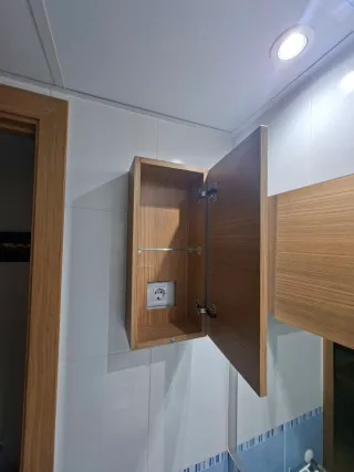 Mueble de baño con lavabo.