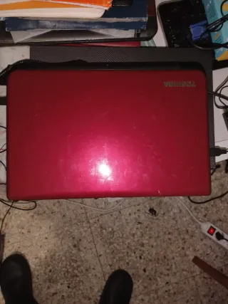 Portátil Toshiba Rojo