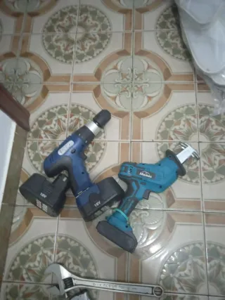 Taladro y Sierra de Mano a Batería