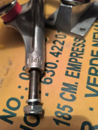 Ejes/trucks skate THUNDER + ruedas 52mm