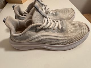 Zapatillas deportivas grises y blancas