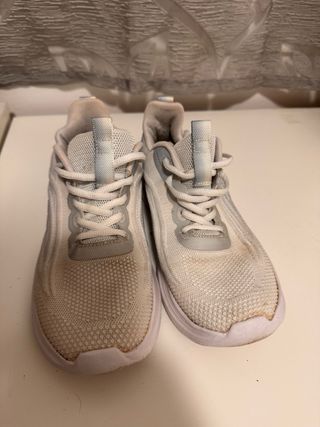 Zapatillas deportivas grises y blancas