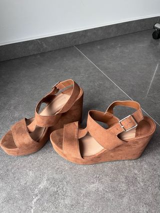 Sandalias de cuña marrones