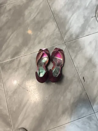 Sandalias de tacón rosas y moradas