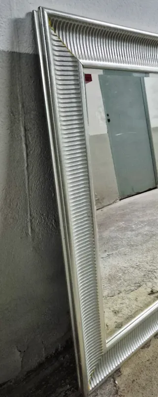 Gran espejo decorativo marco acanalado 131 cms