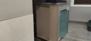 Mesa TV con ruedas y 2 baldas y cajón superior.