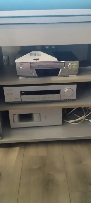 Mesa TV con ruedas y 2 baldas y cajón superior.