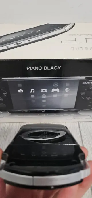 PSP 2004 Piano Black con caja y accesorios