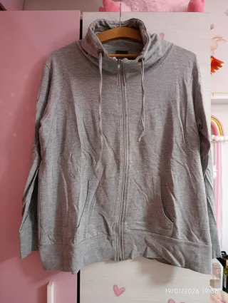 Sudadera gris con cremallera