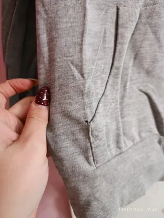 Sudadera gris con cremallera