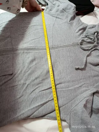 Sudadera gris con cremallera