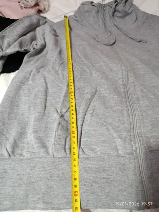 Sudadera gris con cremallera