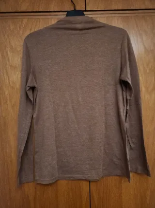 Camiseta marrón cuello alto