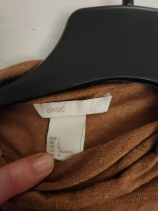 Camiseta marrón cuello alto