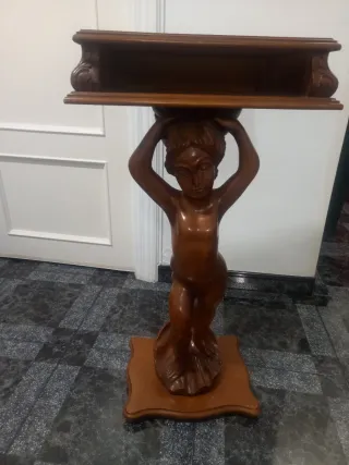 Mesita de madera con figura de niño