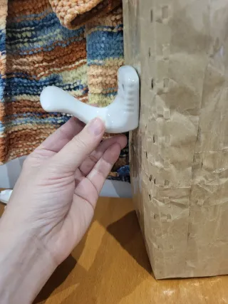 Colgadores de cerámica blancos