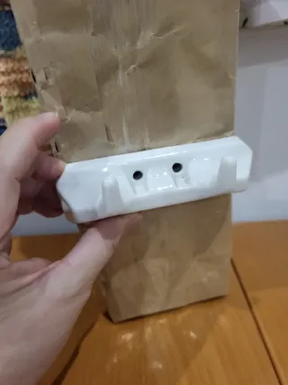 Colgadores de cerámica blancos