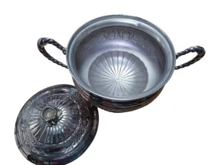 Sopera plateada con flores y peana