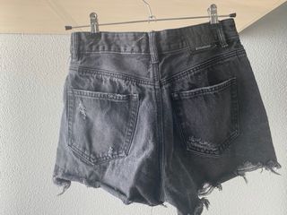 Pantalones cortos vaqueros grises y negros rotos