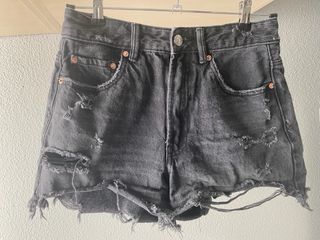 Pantalones cortos vaqueros grises y negros rotos