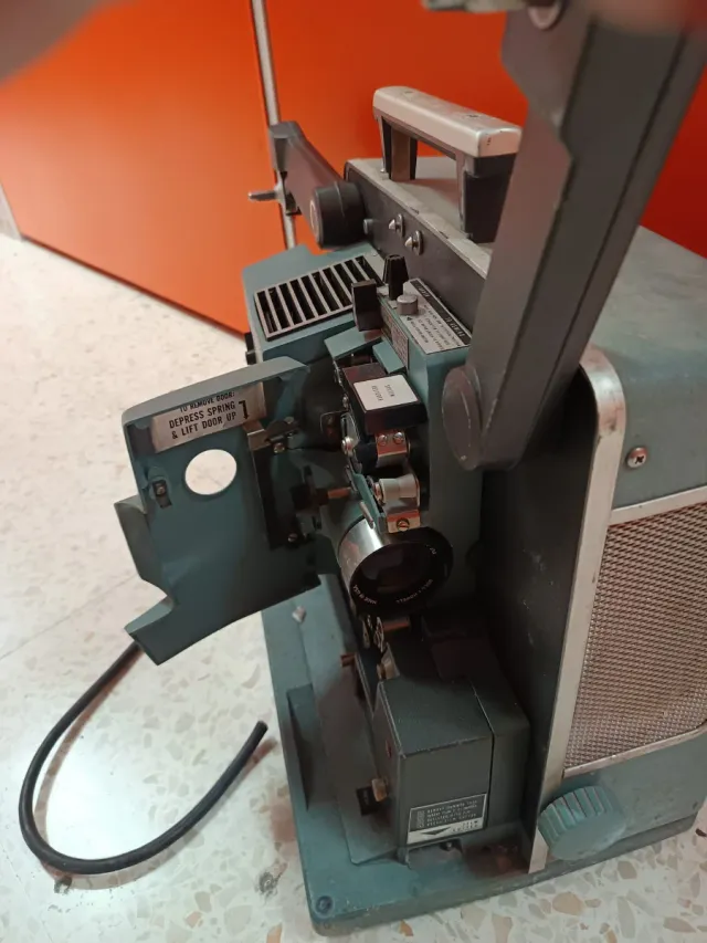 Proyector Cine Bell & Howell Profesional