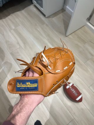 Guantes de béisbol y balón de fútbol americano