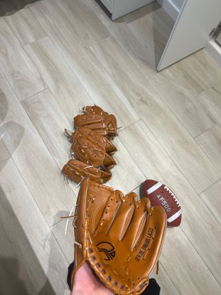 Guantes de béisbol y balón de fútbol americano