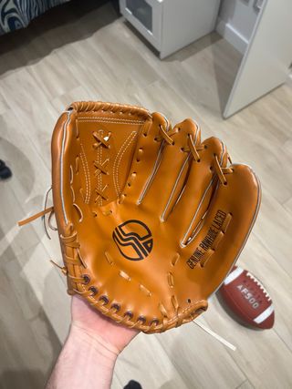 Guantes de béisbol y balón de fútbol americano