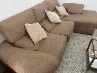 Sofá cheslong de color marrón clar