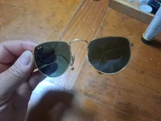 Gafas de sol Ray-Ban doradas y verdes