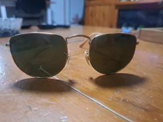 Gafas de sol Ray-Ban doradas y verdes