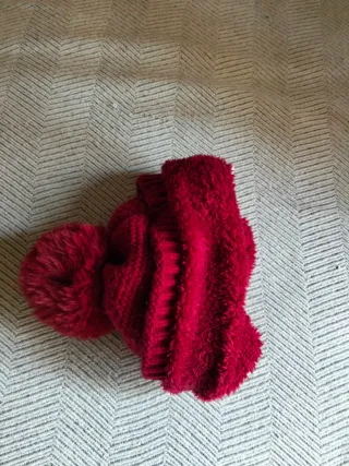 Gorro de lana rojo con pompón