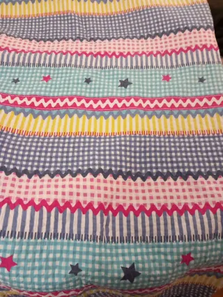 Colcha de tela con diseño colorido, cama de 90