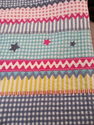 Colcha de tela con diseño colorido, cama de 90