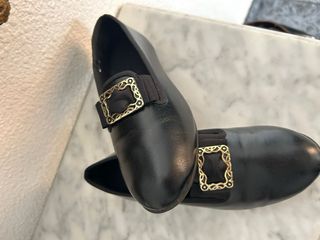 Zapatos falleros negros con hebilla dorada