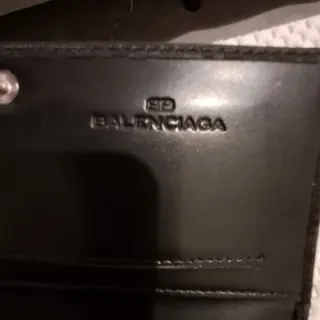 Billetera negra con diseño