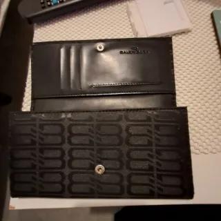 Billetera negra con diseño