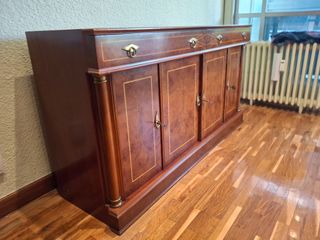 Aparador clásico de madera con 2cajones y 4puertas